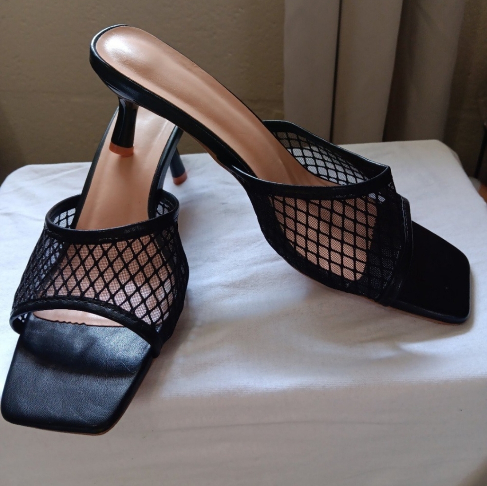 Black kitten heels
